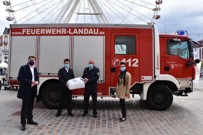 OB Thomas Hirsch, der Leiter der Abteilung Brand- und Katastrophenschutz der Stadt Landau, Stefan Krauch, Brand- und Katastrophenschutzinspekteur Dirk Hargesheimer und die neue Direktorin der PPA, Diana Kreuter-Schmitt, bei der &Uuml;bergabe der neuen Schwimms
