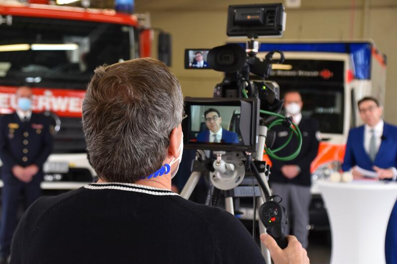 Das Studio Landau des OK Weinstra&szlig;e filmte die Verleihung des Ehrenamtspreises in der Fahrzeughalle der Feuerwehr. 