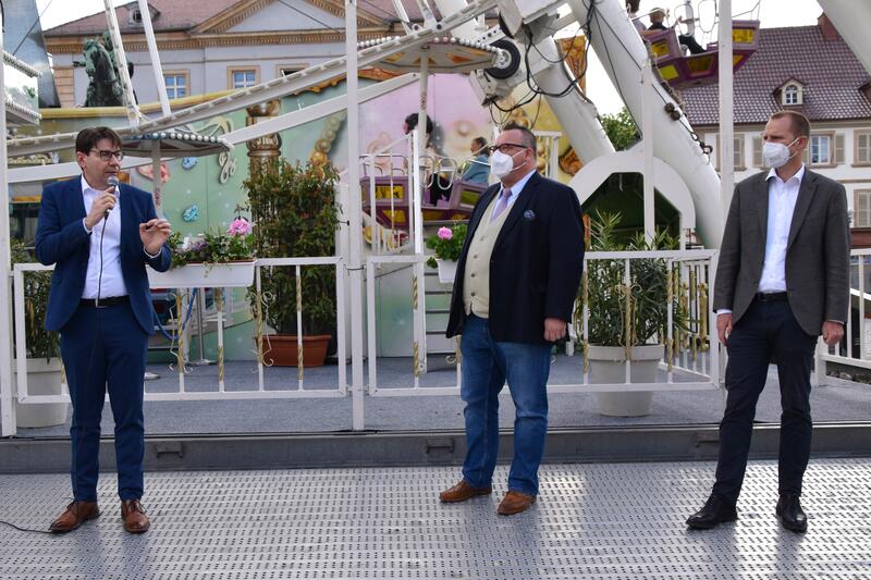 OB Thomas Hirsch, Staatssekret&auml;r Andy Becht und Tourismusdezernent Alexander Grassmann (v.l.n.r.) bei der offiziellen Er&ouml;ffnung des Landauer Riesenrads. 