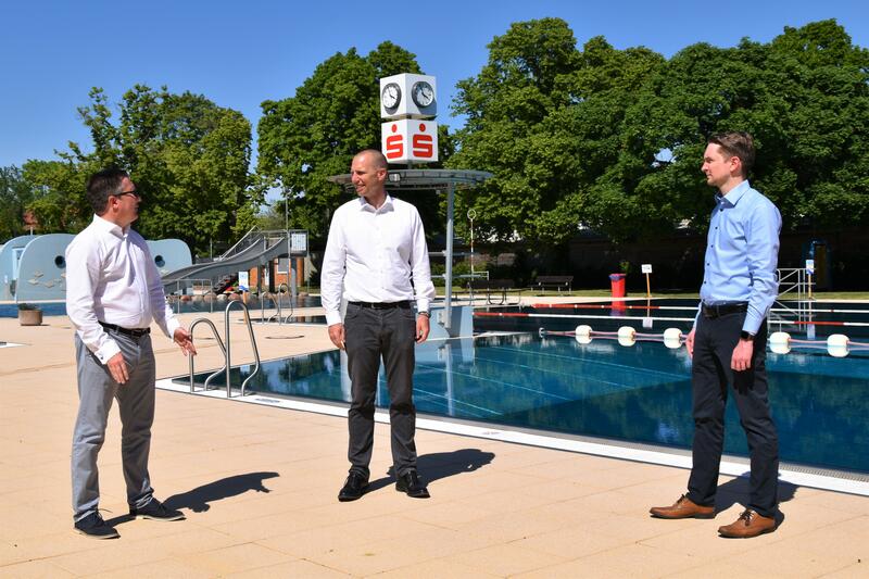 B&auml;der-Betriebsleiter Christof Drost, Stadtholding-Aufsichtsratsvorsitzender Alexander Grassmann und Stadtholding-Verwaltungsleiter Thorsten Hartmann (v.l.n.r.) beim Vor-Ort-Termin im Freibad am Prie&szlig;nitzweg. 