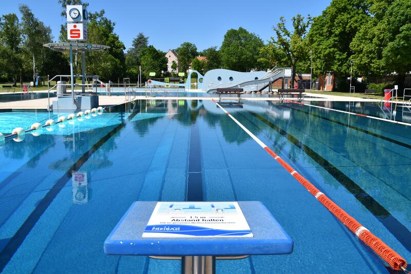 Mit dem Familienpass k&ouml;nnen Kinder das Freibad am Prie&szlig;nitzweg f&uuml;r 0,50 Euro besuchen; Erwachsene zahlen einen Euro.