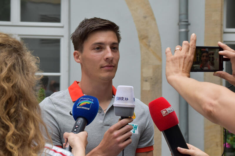 Gro&szlig;es Medieninteresse am Landauer Ausnahme-Athleten: Oleg Zernikel im Interview.