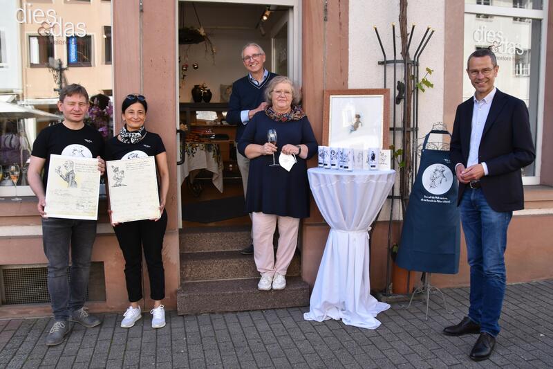 Andreas Winter, Isabella Breda-Winter, Manfred Helm, Hannelore Helm und B&uuml;rgermeister Dr. Maximilian Ingenthron (v.l.n.r.) bei der Vorstellung der neuen Fritz-Winter-Edition. 