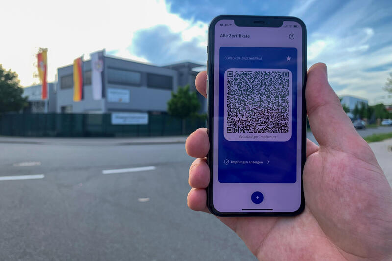 Digitaler Impfnachweis: Ab sofort erhalten alle Personen, die im Impfzentrum Landau/S&uuml;dliche Weinstra&szlig;e geimpft werden, am Check-Out-Schalter einen QR-Code, den sie anschlie&szlig;end mit dem Smartphone einscannen k&ouml;nnen. 