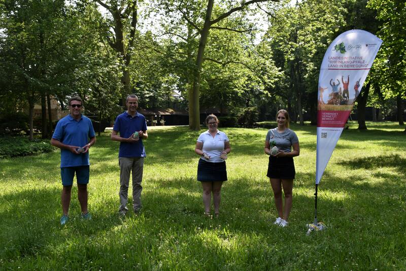 Sportkreisvorsitzender Frank Zaucker, B&uuml;rgermeister Dr. Maximilian Ingenthron, Sportinklusionslotsin Linda Becker und Tina Keiser von der Landesinitiative &raquo;Rheinland-Pfalz - Land in Bewegung&laquo; haben die Bewegungssteine-Aktion im Goethepark vorgestellt. 