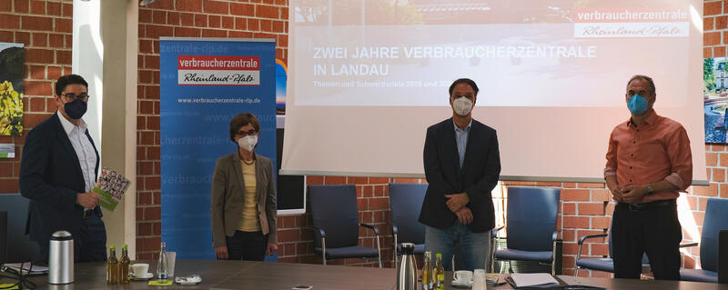 Oberb&uuml;rgermeister Thomas Hirsch, Ulrike von der L&uuml;he (Vorstand der Verbraucherzentrale Rheinland-Pfalz), Berater Stephan Holst und Landrat Dietmar Seefeldt (v.l.n.r.) beim Vor-Ort-Termin. 
