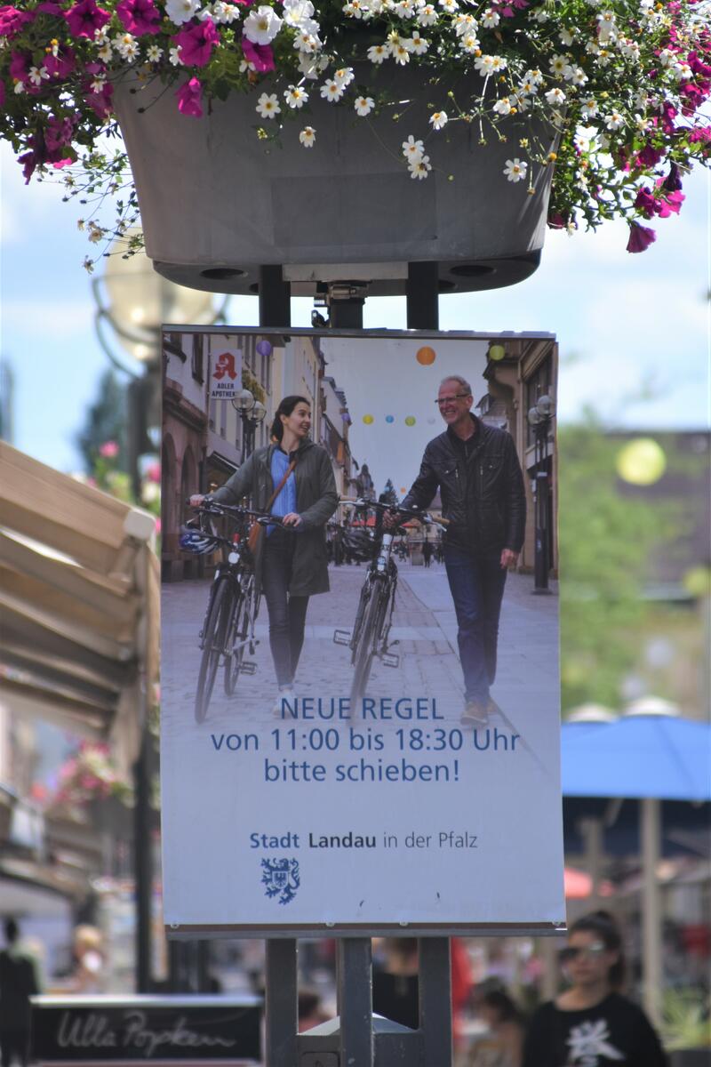 Neue Plakate weisen auf die &raquo;Schieben statt Fahren&laquo;-Regel in der Landauer Fu&szlig;g&auml;ngerzone hin.