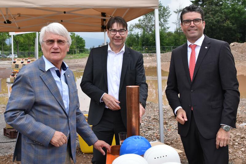Peter Hornbach, OB Thomas Hirsch und WASGAU-Vorstandssprecher Ambroise Forssman-Trevedy (v.l.n.r.) bef&uuml;llen bei der Grundsteinlegung f&uuml;r den neuen Lebensmittelmarkt auf der Wollmesheimer H&ouml;he eine Zeitkapsel. 