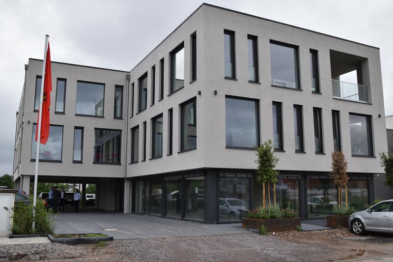 Auf dem Grundst&uuml;ck 38b in der Landauer Paul-von-Denis-Stra&szlig;e k&ouml;nnen jetzt nach Fertigstellung des modernen Geb&auml;udes die ersten Unternehmen einziehen. 