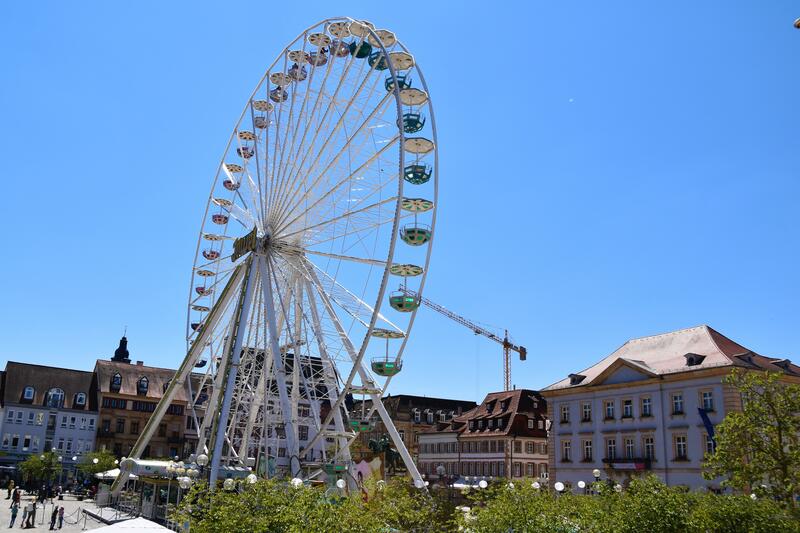 Das Riesenrad auf dem Landauer Rathausplatz dreht noch bis 15. August seine Runden. 