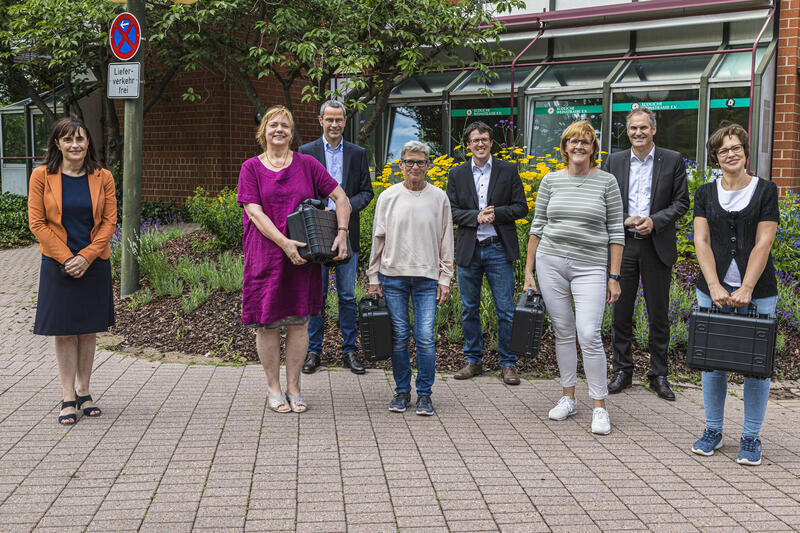: V.l.n.r.: B&uuml;rgermeisterin Gabriele Flach (Verbandsgemeinde Maikammer), GemeindeschwesterPlus Barbara Bouch&eacute;, B&uuml;rgermeister Dr. Maximilian Ingenthron (Stadt Landau), GemeindeschwesterPlus Patricia Niederer, Stephan Gloeckler (Medienanstalt RLP), Gemeinde