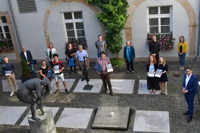 In der vorderen Reihe die Preistr&auml;gerinnen und Preistr&auml;ger (v.l.n.r.) Sven Kling, Lena Seyfried und Jonas Ditt&eacute;, Dr. Alexander Engl sowie Nathalie Sellier und Simone Kalkbrenner mit Oberb&uuml;rgermeister Thomas Hirsch. Dahinter die betreuenden Dozentinnen und