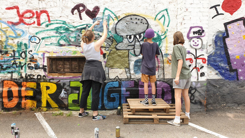 Insgesamt &uuml;ber 20 Jugendliche waren im Rahmen der Workshopreihe gemeinsam kreativ, wie hier beim Grafitti-Sprayen. 