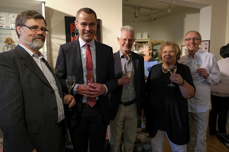 Feierten gemeinsam die Er&ouml;ffnung der Ausstellung &raquo;Phantasier&auml;ume - Verfremdungen&laquo; im &raquo;dies & das&laquo; am Kleinen Platz: B&uuml;rgermeister und Kulturdezernent Dr. Maximilian Ingenthron (2.v.l.), Fotodesigner Wilfried Brosinsky (M.), Hannelore und Manfred Helm sowi