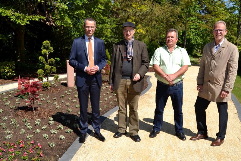 B&uuml;rgermeister und Ordnungsdezernent Dr. Maximilian Ingenthron, Friedhofsverwalter Gerhard Blumer, Ludwig Kolb, Inhaber der Friedhofsg&auml;rtnerei Kolb, und Ordnungsamtsleiter Thomas Scholly (v.l.n.r.) bei der Vorstellung der Erweiterung des &raquo;Partnergartens&laquo; a