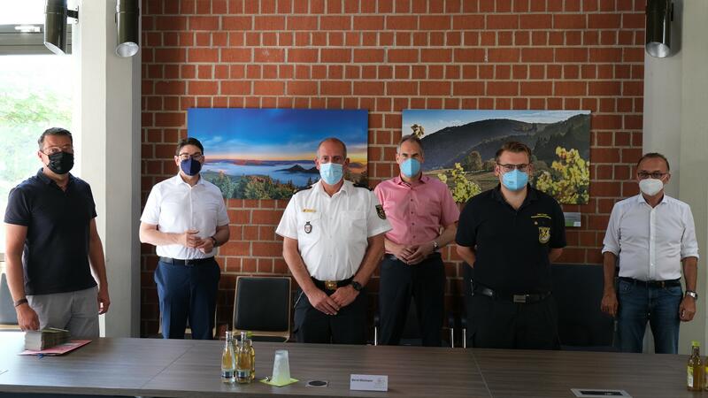Weinregion f&uuml;r Weinregion - S&uuml;dpfalz hilft dem Ahrtal: Bernd Wichmann, Gesch&auml;ftsf&uuml;hrer der Veranstaltungsgesellschaft, Oberb&uuml;rgermeister Thomas Hirsch, Stadtfeuerwehrinspekteur Dirk Hargesheimer, Landrat Dietmat Seefeldt, Brand- und Katastrophenschutzinsp