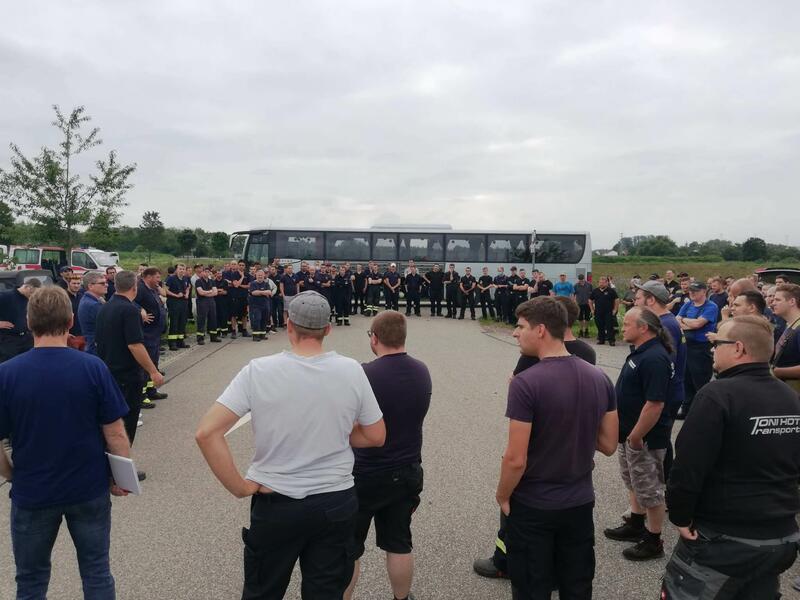 430, Retter auf dem Weg ins Hochwassergebiet