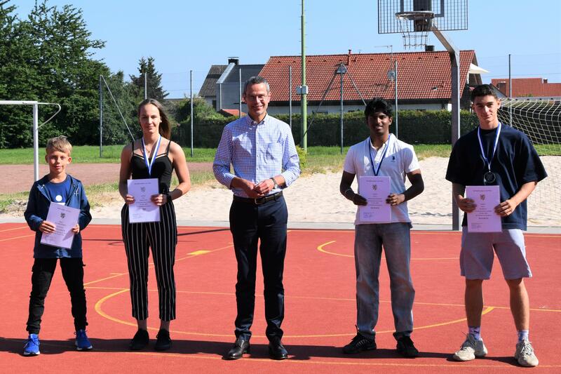Ian Baumann, Melissa Wahl, B&uuml;rgermeister Dr. Maximilian Ingenthron, Abinasch Ravichchandran und Paul Becker (v.l.n.r.) bei der Verleihung der Stadtsporturkunden.