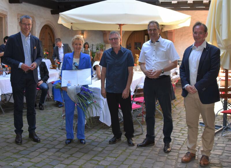 B&uuml;rgermeister Dr. Maximilian Ingenthron, Galeristin Uschi Zoller, K&uuml;nstler Gerhard Hofmann, Landrat Dietmar Seefeldt und Oliver Roland aus dem Stiftungsvorstand (v.l.n.r.) bei der Verleihung des Kunstpreises der Ike und Berthold Roland-Stiftung. 