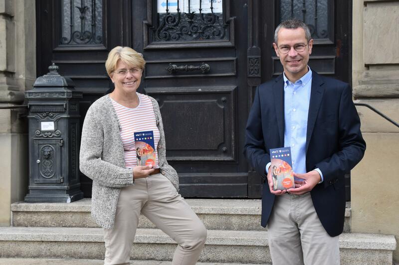 Mit neuem Programm ins Herbstsemester: VHS-Leiterin Sigrid Gensheimer und B&uuml;rgermeister Dr. Maximilian Ingenthron freuen sich auf zahlreiche neue Pr&auml;senz- und Online-Angebote. 