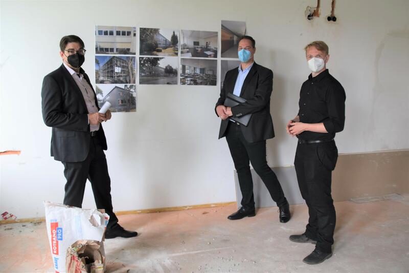OB Thomas Hirsch, GML-Werkleiter Michael G&ouml;tz und Beigeordneter Lukas Hartmann (v.l.n.r) beim Vor-Ort-Termin in der Landauer BBS. 