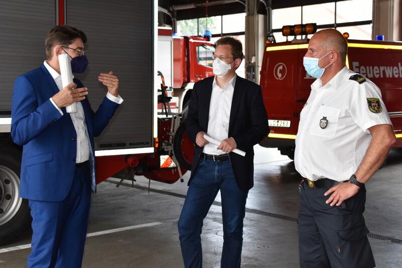 OB Thomas Hirsch, St&auml;dtetagsgesch&auml;ftsf&uuml;hrer Michael M&auml;tzig und Brand- und Katastrophenschutzinspekteur Dirk Hargesheimer beim Vor-Ort-Austausch in der Landauer Feuerwache. 