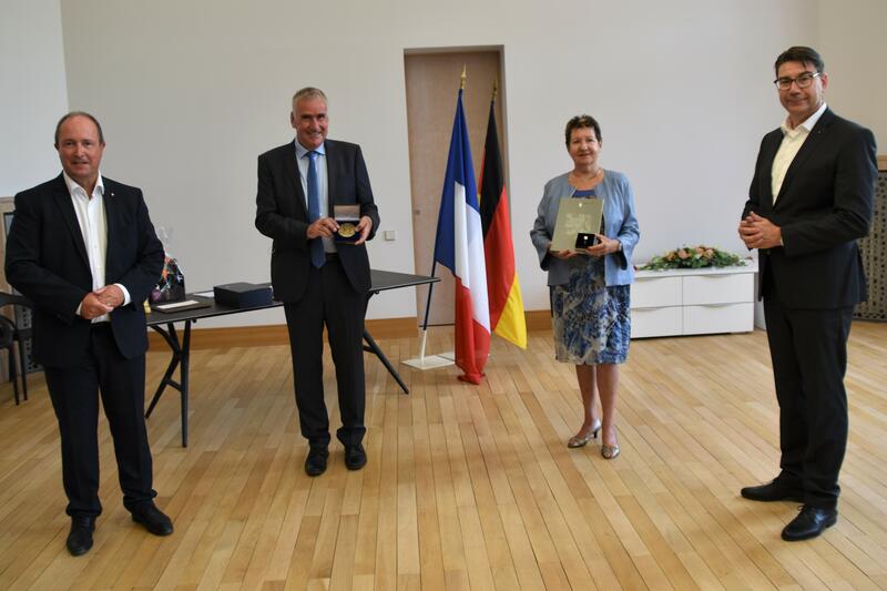 Hagenaus B&uuml;rgermeister Claude Sturni, Landaus fr&uuml;herer Beigeordneter Rudi Klemm, Hagenaus fr&uuml;here Beigeordnete Simone Luxembourg und Landaus OB Thomas Hirsch (v.l.n.r.) bei der gemeinsamen Feierstunde. 