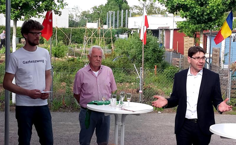 Oberb&uuml;rgermeister Thomas Hirsch (r.) gemeinsam mit Stefan Kracht, Vorsitzender des Kleingartenvereins Am Ebenberg (l.), und R&uuml;diger Frank, Vorsitzender des Landesverbands der Kleing&auml;rtner, bei der Einweihung des neuen Vereinshauses des Kleingartenvereins 
