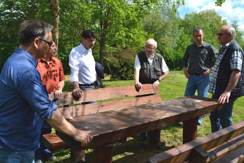 Im Anschluss an die B&uuml;rgersprechstunde unternahm OB Thomas Hirsch (3.v.l.) gemeinsam mit Ortsvorsteher Rolf Kost (2.v.l.), Mitgliedern des Ortsbeirats und interessierten B&uuml;rgerinnen und B&uuml;rgern einen Dorfrundgang - unter anderem machte die Gruppe Station 