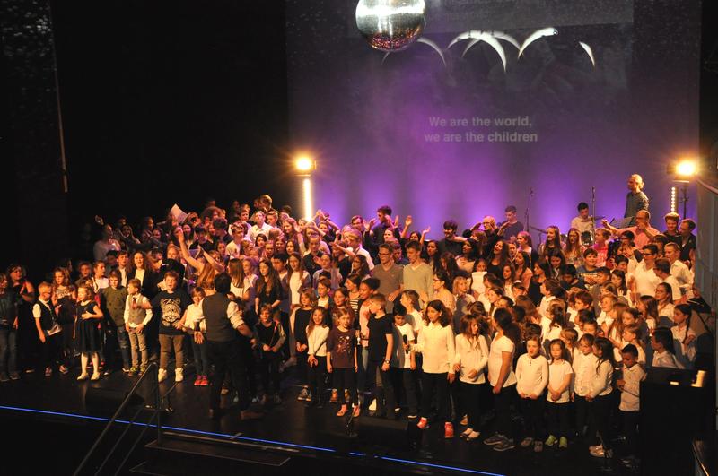 Den Abschluss des 8. Schulkulturfestivals bildete der gemeinsam von allen rund 300 Teilnehmerinnen und Teilnehmern gesungene Popsong &raquo;We are the world&laquo;.
