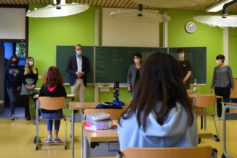 B&uuml;rgermeister Dr. Maximilian Ingenthron beim Besuch der diesj&auml;hrigen Sommerschule.