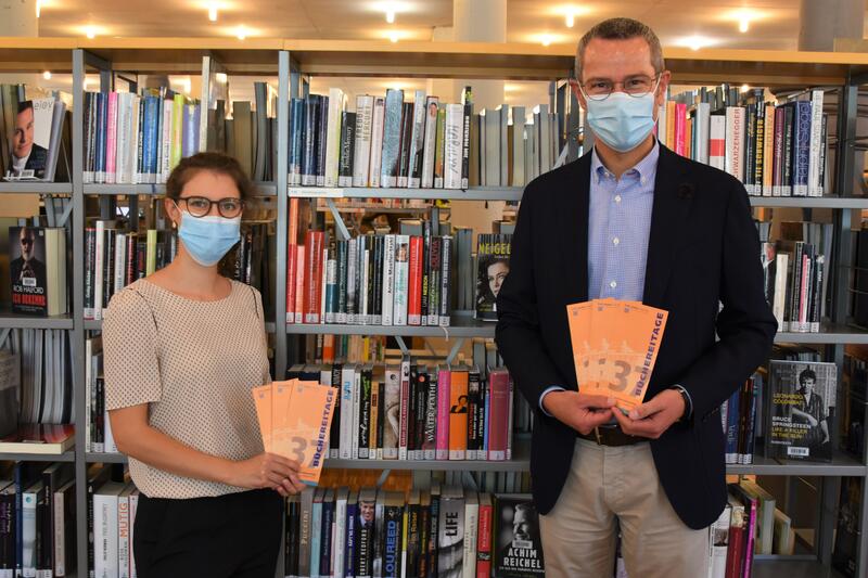 Freuen sich auf die Veranstaltungen der 37. B&uuml;chereitage in der Landauer Stadtbibliothek: Miriam J&ouml;st und Dr. Maximilian Ingenthron. 