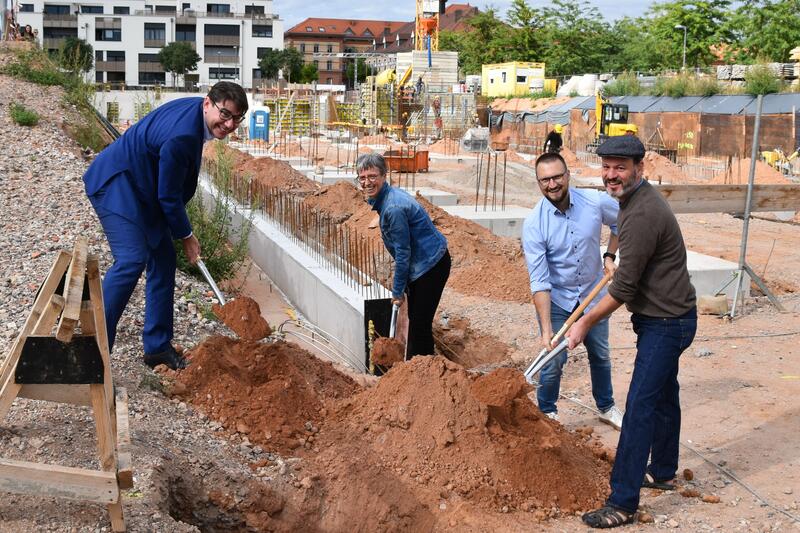 Auf dem Baufeld 15 fand jetzt im Beisein von OB Thomas Hirsch (l.) die Grundsteinlegung f&uuml;r das elfte und letzte Baugruppenvorhaben auf dem Konversionsgel&auml;nde im S&uuml;den der Stadt statt. 