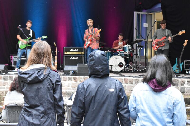Von regnerischem Wetter lie&szlig;en sich weder das Publikum noch die K&uuml;nstlerinnen und K&uuml;nstler auf der Landauer Hofb&uuml;hne die Stimmung verderben - wie hier beim Auftritt der Band Addicted. 