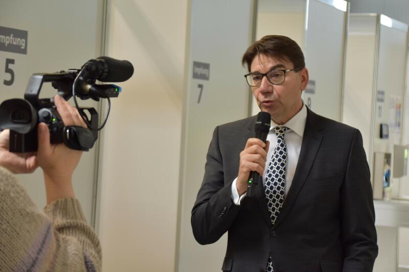 Landaus OB Thomas Hirsch, hier bei einem Vor-Ort-Termin im Impfzentrum Landau/S&uuml;dliche Weinstra&szlig;e, begr&uuml;&szlig;t das neue Corona-Warnsystem in Rheinland-Pfalz.