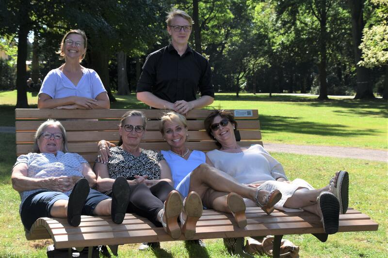 Perfekte Lage: Die neue Himmelsliege im Landauer Goethepark l&auml;dt zum Entspannen ein. Vertreterinnen der Landauer Sorptimistinnen (sitzend), Beigeordneter Lukas Hartmann und die Leiterin der st&auml;dtischen Gr&uuml;nfl&auml;chenabteilung Sabine Klein machen's vor. 