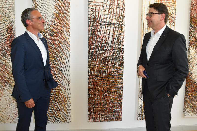 MRN-Gesch&auml;ftsf&uuml;hrer Peter Johann (links) und OB Thomas Hirsch beim Austausch im Landauer Rathaus. 