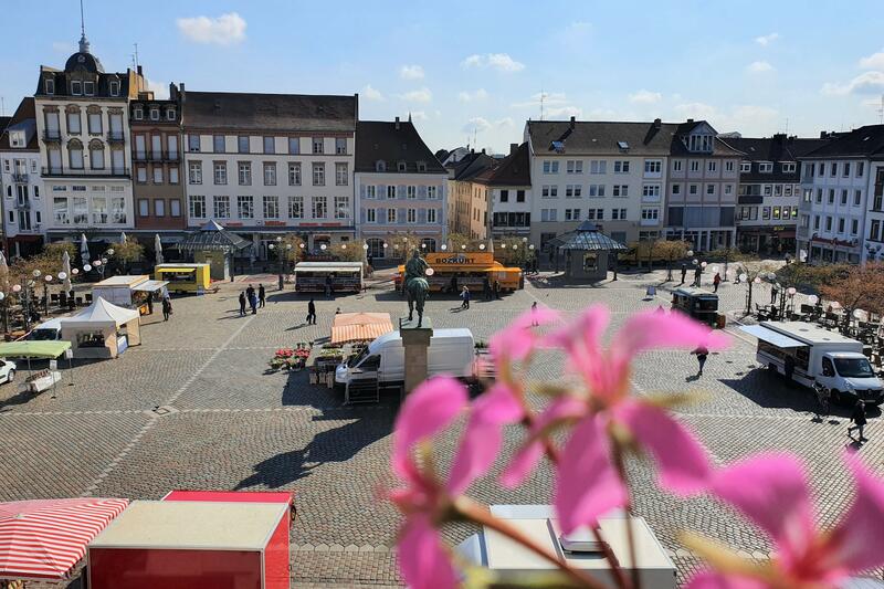 Ab 16. September findet sich wieder jeden Donnerstag eine Auswahl der bekannten Beschickerinnen und Beschicker des Landauer Wochenmarkts &raquo;Rund um den Luitpold&laquo; ein. 