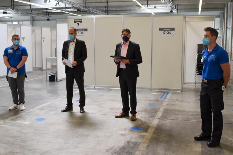 Bildunterschrift: Beim Vor-Ort-Termin im Impfzentrum Landau/S&uuml;dliche Weinstra&szlig;e: Impfkoordinator Bastian Dietrich, Landrat Dietmar Seefeldt, OB Thomas Hirsch und Impfkoordinator Stefan Krauch (v.l.n.r.)  