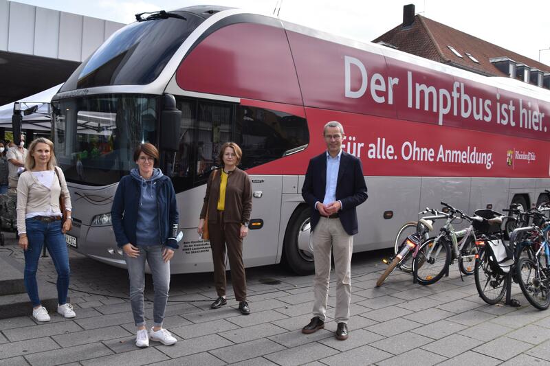 B&uuml;rgermeister Dr. Maximilian Ingenthron, die st&auml;dtische Beauftragte f&uuml;r Migration und Integration, Elena Bonatz, die stellvertretende Gesch&auml;ftsf&uuml;hrerin von ProfeS, Sandra Kiefer-Seiter, und Magdalena Schwarzm&uuml;ller vom Caf&eacute; Asyl am Impfbus am Landauer Haup