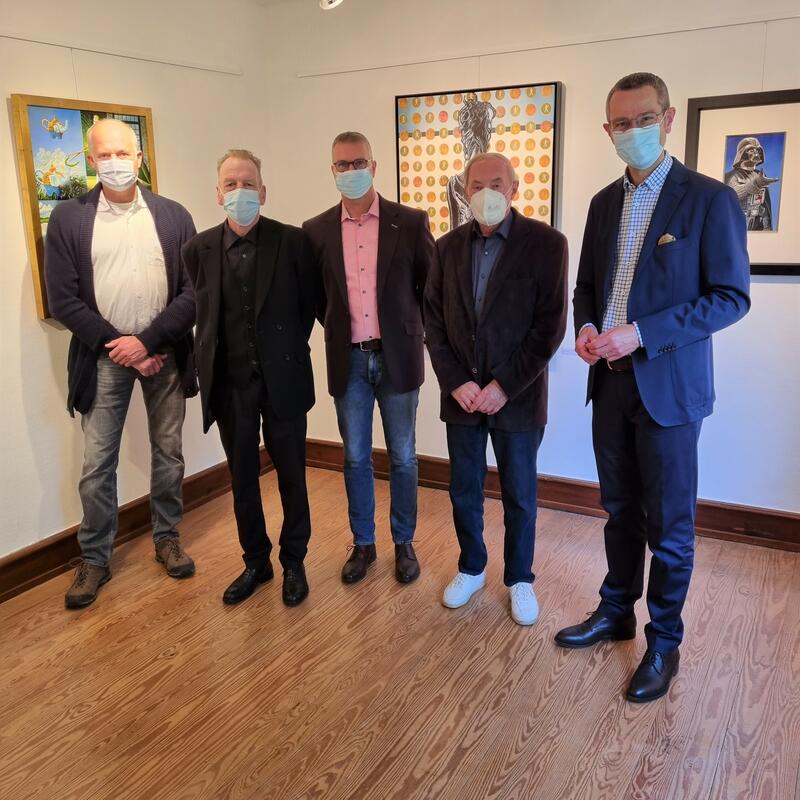 Klaus M. Hartmann, einer der HAK-Weggef&auml;hrten, K&uuml;nstler Harald-Alexander Klimek, Christian Freichel-Tworeck, Vorsitzender des Vereins Strieffler Haus der K&uuml;nste, Ausstellungskurator Dieter Buhl und B&uuml;rgermeister Dr. Maximilian Ingenthron bei der Ausstellu