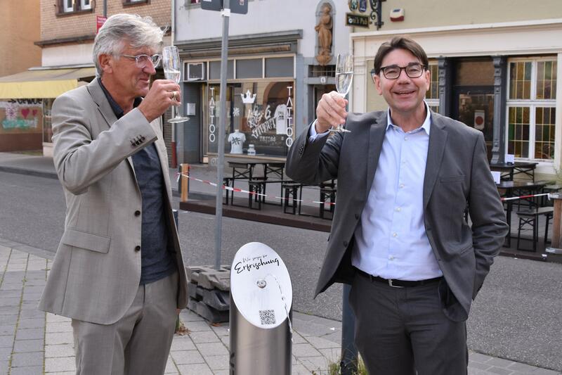 Freuen sich &uuml;ber die neuen Trinkwasserbrunnen: OB Thomas Hirsch (r.) und ESW-Vorstandsvorsitzender Dr. Thomas Wa&szlig;muth. 