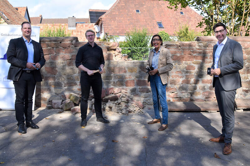 Mit einem symbolischen Hammerschlag gaben GML-Werkleiter Michael G&ouml;tz, GML-Dezernent Lukas Hartmann, Ortsvorsteherin Dorothea M&uuml;ller und OB Thomas Hirsch (v.l.n.r.) jetzt den offiziellen Startschuss f&uuml;r die Bauarbeiten an der &raquo;Alten Schule&laquo; in M&ouml;rzheim. 