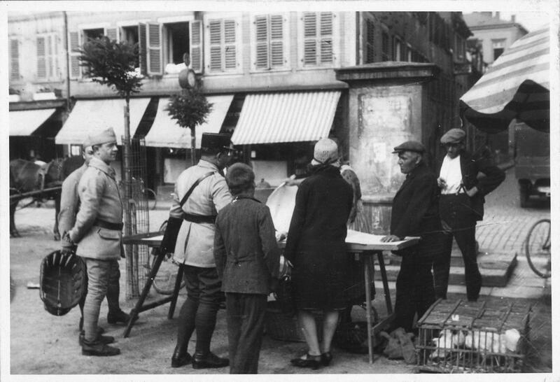 Landau zur franz&ouml;sischen Besatzungszeit: Dieses Foto aus dem Stadtarchiv Landau wurde auf dem Marktplatz aufgenommen. 