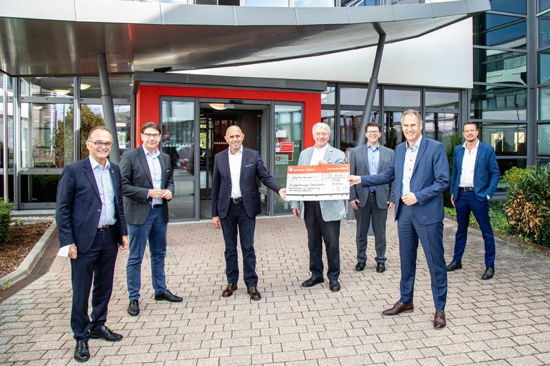 15.000 Euro f&uuml;r den Wiederaufbau der Jugendherberge in Bad Neuenahr-Ahrweiler: Landrat Dr. Fritz Brechtel (GER), Landaus Oberb&uuml;rgermeister Thomas Hirsch, Jacob Geditz, Vorstandsvorsitzender von Die Jugendherbergen in Rheinland-Pfalz und im Saarland und de