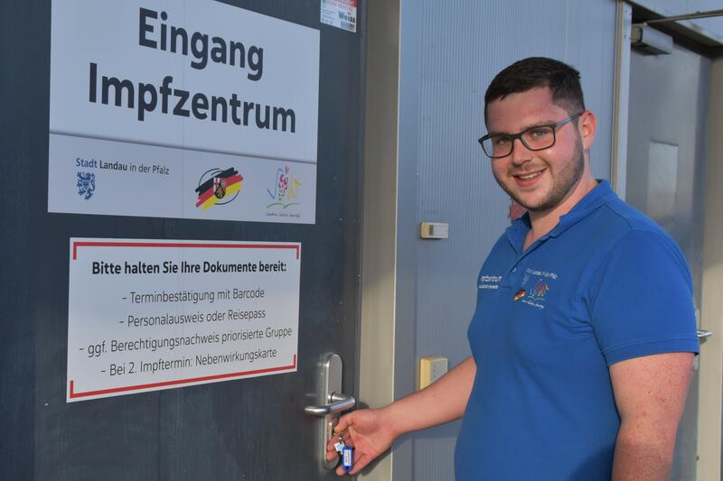 Der Letzte macht das Licht aus: Impfkoordinator Bastian Dietrich schlie&szlig;t zum letzten Mal die T&uuml;r zum Impfzentrum LD/S&Uuml;W. 