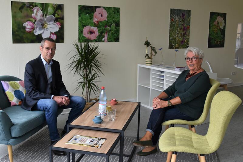 B&uuml;rgermeister Dr. Ingenthron und Vereinsvorsitzende Christine Baumann im Austausch &uuml;ber die Situation der Landauer Seniorinnen und Senioren. 