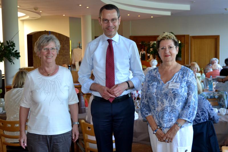 B&uuml;rgermeister Dr. Maximilian Ingenthron sprach Anita Blecha (l.), der Vorsitzenden des Ortsrings Landau des Deutschen Frauenrings, und Simone Luxembourg, der Beigeordneten der Stadt Haguenau, seinen Dank f&uuml;r die Organisation der regelm&auml;&szlig;igen Treffen zwisc
