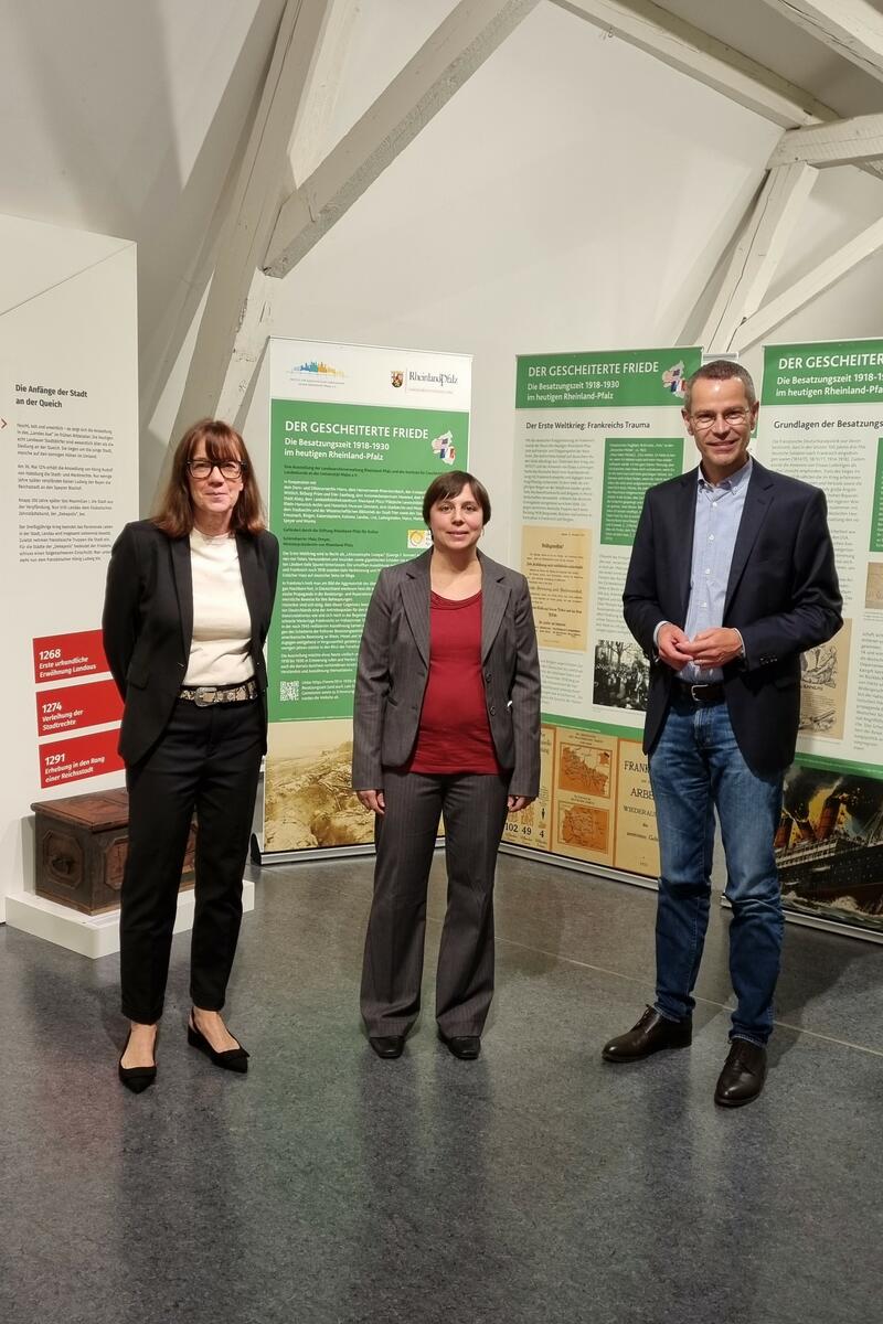 Hoffen auf viele Besucherinnen und Besucher im Landauer Museum f&uuml;r Stadtgeschichte: Stadtarchivarin Christine Kohl-Langer (v.l.n.r.), Dr. Ute Engelen vom Institut f&uuml;r Geschichtliche Landeskunde in Mainz und B&uuml;rgermeister Dr. Maximilian Ingenthron. 