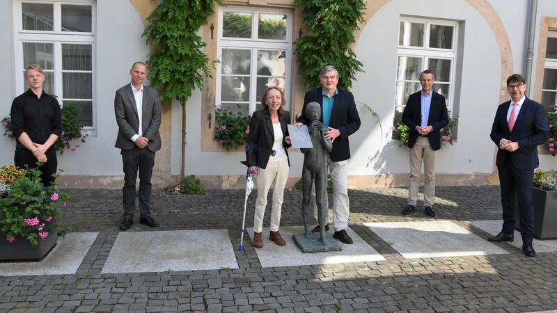 Im vergangenen Jahr wurde das Filmemacher-Ehepaar Knauf mit dem Kunst- und Kulturpreis der Dr. Feldbausch-Stiftung ausgezeichnet. Bei der Verleihung: Beigeordneter Lukas Hartmann, Beigeordneter Alexander Grassman, Gabriele und Werner Knauf, B&uuml;rgermeister 